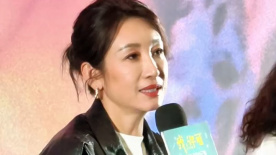 海报中主演纷纷亮相，裘德·洛更是再度突破颜值下限，消瘦的身材搭配即将谢顶的发型，令人印象深刻。
